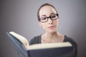 本を眺める女性